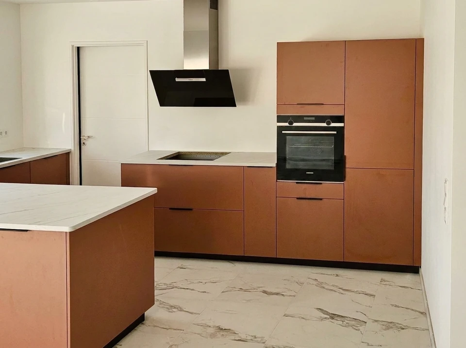 Cuisine moderne épurée avec îlot central en marbre blanc veiné